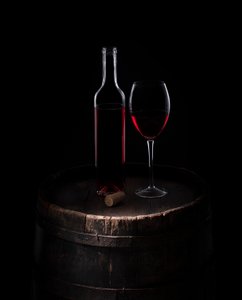 Natura morta con vino rosso classico