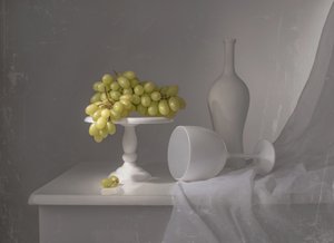 Elegante natura morta con uva bianca