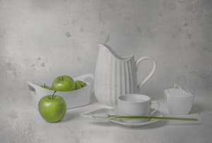 Natura morta con mele verdi fresche
