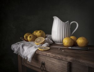Limoni freschi su legno
