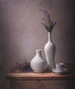 Natura morta con vasi di lavanda