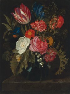 Fiori in un vaso su un ripiano di marmo
