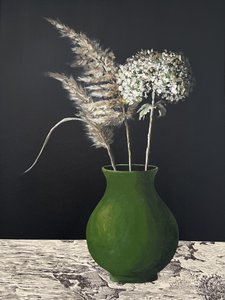 Vaso verde con ortensia della pampa