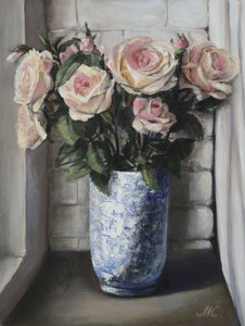 Rose rosa sul davanzale - Dipinto di vaso in ceramica blu