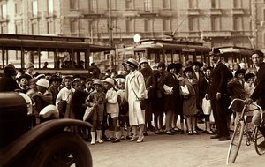 Un gruppo di studenti durante una gita scolastica. La fotografia mostra i bambini, i loro insegnanti e altri pedoni in una strada cittadina da Mario Castagneri