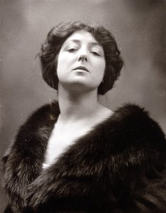 Ritratto a mezzo busto della famosa cantante d