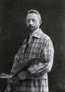 Ritratto a tre quarti del pittore Guido Spadolini. Indossa un lungo camice e tiene pennelli e tavolozza nella mano sinistra, 26/11/1901 da Mario Nunes Vais