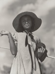 Figlia di una famiglia cajun che torna a casa dopo aver pescato nel fiume Cane, Melrose, Louisiana