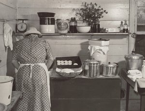 Uno dei membri della famiglia Wilkins prepara i biscotti per la cena nel giorno della sgranatura del mais a casa della signora Fred Wilkins, vicino a Tallyho, nella contea di Granville. Carolina del Nord