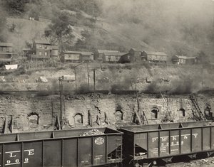 Il fumo dei forni a coke invade le case dei minatori, Scotts Run, West Virginia