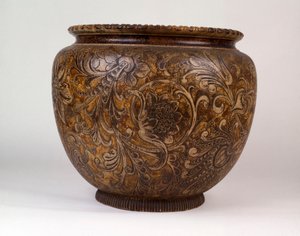 Grande giardiniera dei fratelli Martin decorata con piante e fogliame a spirale, 1888 da Martin Brothers
