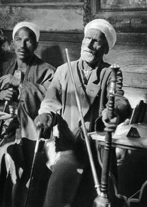 Fumare il narghilè, Il Cairo, 1937 da Martin Hurlimann