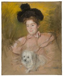 Donna in costume lampone con un cane