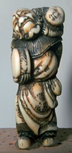 Netsuke giapponese di un ballerino cinese e bambino, XVIII secolo da Masahira