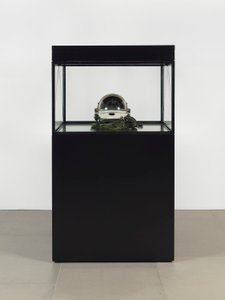 Alpha Omega, 2016 (vetro, schermo LCD, lettore multimediale, teschio replicato, casco spaziale, legno) da Mat Collishaw