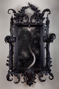 East of Eden, 2013 (vetro di Murano nero, specchio di sorveglianza, acciaio, legno, lacca, schermo LCD e disco rigido) da Mat Collishaw
