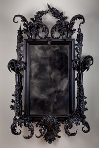 East of Eden, 2013 (vetro di Murano nero, specchio di sorveglianza, acciaio, legno, lacca, schermo LCD e disco rigido) da Mat Collishaw