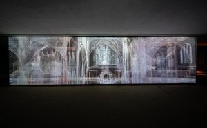 Ecolocazione, 2021 (proiezione video a 3 canali su rete di polipropilene) da Mat Collishaw