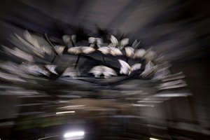 Lanterna magica, 2010 (struttura in acciaio, lamiera forata di alluminio, resina espansa, luci LED, motore) da Mat Collishaw