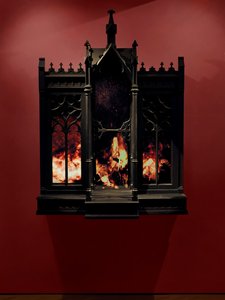 Performance, 2010 (legno, acciaio, specchio di sorveglianza, schermi LCD e hard disk) da Mat Collishaw