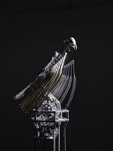 The Nerve Rack, 2019 (Acetale, Acrilico, Alluminio, Ottone, Circuiti elettrici, Vernice, PVC, Resina, Servomotori, Acciaio) da Mat Collishaw