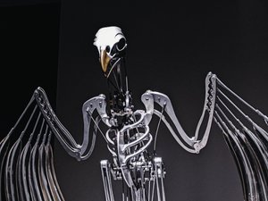 The Nerve Rack, 2019 (Acetale, Acrilico, Alluminio, Ottone, Circuiti elettrici, Vernice, PVC, Resina, Servomotori, Acciaio) da Mat Collishaw