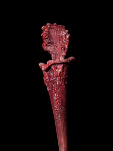 La Musa Venale, Fenside, 2012 (resina, vernice a smalto, legno, vetro, acciaio) da Mat Collishaw