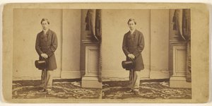[Giovane uomo non identificato in piedi, con cilindro e bastone da passeggio] da Mathew B. Brady