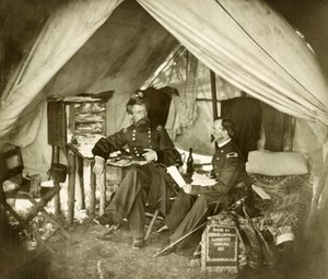 Generale Jefferson C. Davis e ufficiale seduti in una tenda, pub.1861 (foto)