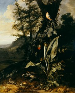 Un pavimento di foresta con un rospo e una lucertola, un ciuffolotto su un ramo di edera sopra, e una montagna oltre