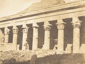 Colonnato laterale del cortile del Tempio di Iside, a Philae, aprile 1850 da Maxime Du Camp