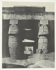 Karnak, Portico del Tempio di Khons, Tebe, 1849-51, stampato 1852 da Maxime Du Camp