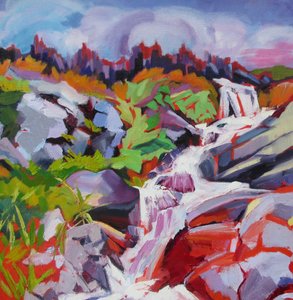 Una cascata di montagna dai colori vivaci