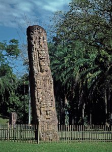 Dettaglio della stele F sulla grande piazza