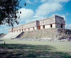 Civiltà precolombiana: vista del sito di Uxmal, antica capitale Maya, stile Puuc. Nord Yucatan 600-900 d.C.: piramide dell