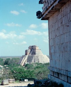 Civiltà precolombiana: vista del tempio superiore sul sito di Uxmal, antica capitale Maya, stile Puuc. Nord Yucatan 600-900 d.C. Messico da Mayan