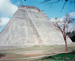 Civiltà precolombiana: vista del tempio superiore sul sito di Uxmal, antica capitale Maya, stile Puuc. Nord Yucatan 600-900 d.C. Messico