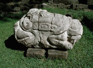 Altare zoomorfo scolpito in un blocco di gres da Mayan