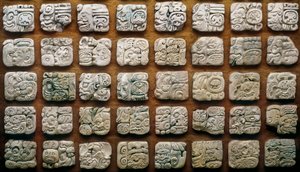 Calendario Maya (320-1697) composto da diversi glifi (pietre incise)