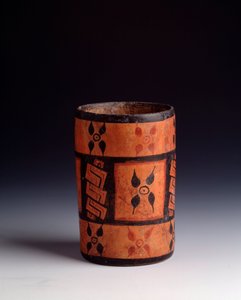 Vaso cilindrico policromo in argilla con fiori. Da Tikal