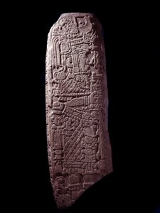 Arte precolombiana, civiltà Maya, periodo classico iniziale: stele in pietra 5 da El Zapote, Peten, Guatemala. Guatemala, Museo Nazionale di Archeologia e Etnologia da Mayan Mayan