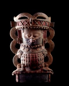 Arte precolombiana, civiltà Maya, periodo classico: vaso incensiere in argilla antropomorfa decorato con la rappresentazione di un personaggio che indossa una maschera dell
