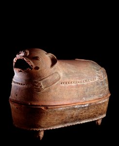 Arte precolombiana, civiltà Maya, periodo tardo classico: urna funeraria tetrapode in argilla con coperchio a forma di giaguaro. Da Nebaj, Guatemala