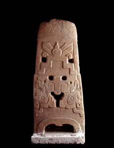 Arte precolombiana, civiltà Maya, periodo preclassico: stele in pietra decorata con la maschera stilistica di una divinità. 600-1100 d.C. Da Saca Tepequez, Guatemala. Guatemala City, Museo Nazionale di Archeologia e Etnologia