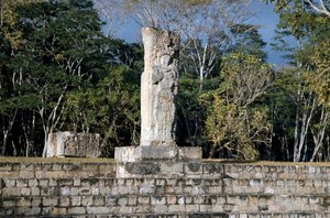 La stele 2 che domina il campo da gioco, 652 d.C.