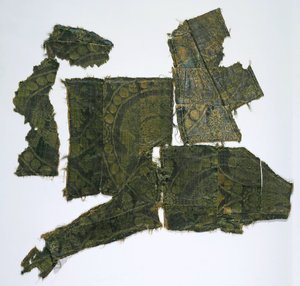 Frammenti di un caftano coperto con un tessuto di seta con motivo Senmurv da Medieval Culture of the North Caucasian