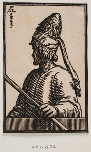 Busto di un giovane con cappello a punta di cuoio, che tiene un bastone nella mano sinistra, esteso sopra il parapetto; mostrato in profilo 3/4 dal lato sinistro dell