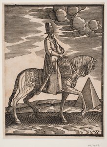 Cavaliere con una fiaschetta al collo, profilo verso destra; una spada al suo fianco destro e bagagli davanti a lui, drappeggiati sulla sella; a destra, sullo sfondo, una piramide