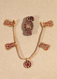 Spilla a forma di aquila e una collana, IV-VI secolo