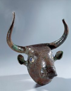 Mesopotamia: Testa di toro in rame (pezzo di mobilio o arpa). Periodo sumerico. 2500 a.C. da Tello da Mesopotamian